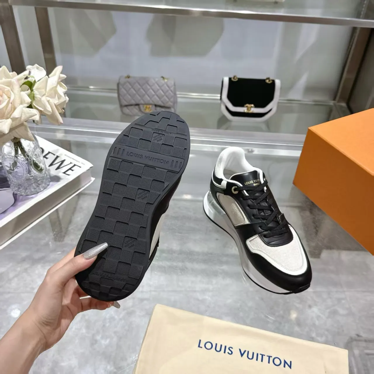 👟👟Ex-factory price 640👟👟 🔥🔥🔥LOUIS VUITTON 2025 couples models are now on the official website of Louis Vuitton, this Neo Run Away sneakers are inspired by running shoes, incorporating LV's iconic must-have shoes into the trend. This version is a 1:1 replica of the original version, made of LV denim and calfskin, highlighting its simple lines and unique wedge outsole. The main details include the LV initials on the side and the engraved gold heel stabilizer on the back plus a hidden insole. 2cm. Sizes 35-42, 39-46. Full package, high version. Welcome new and old customers to inquire.